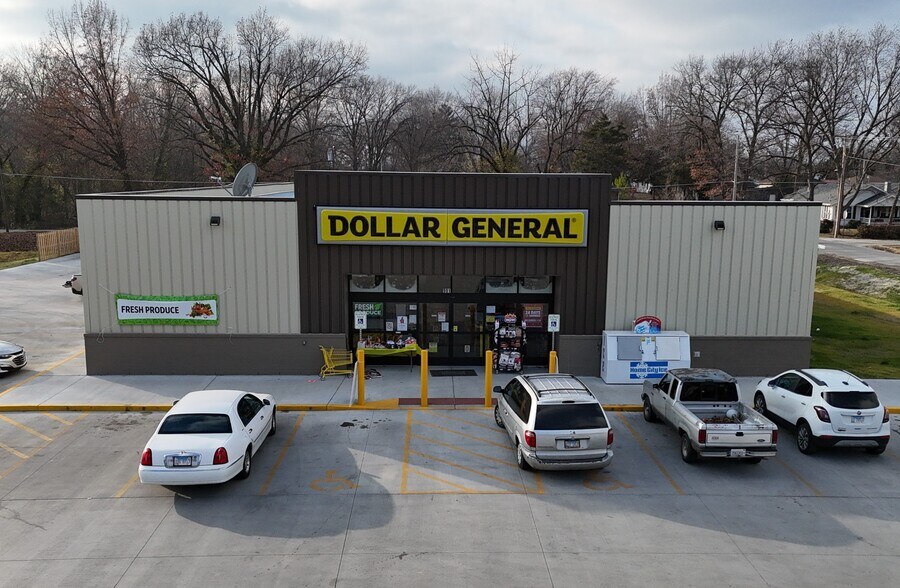 More Photos Of 905 Victor st, Christopher Convenience Store For Sale