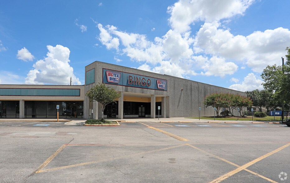 More Photos Of 13030-13190 Veterans Memorial Dr, Houston Unknown For Lease