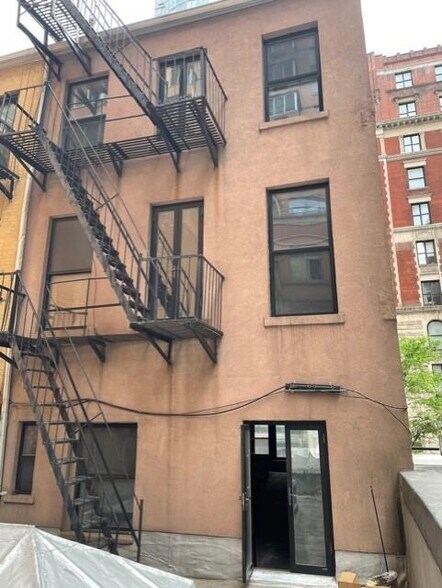 More Photos Of 50 W 27th St, New York Storefront Retail Office For Lease