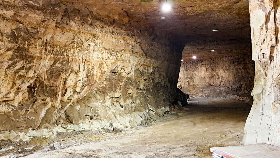 More Photos Of 20 Cave Industrial dr, Crystal City Industrial For Sale