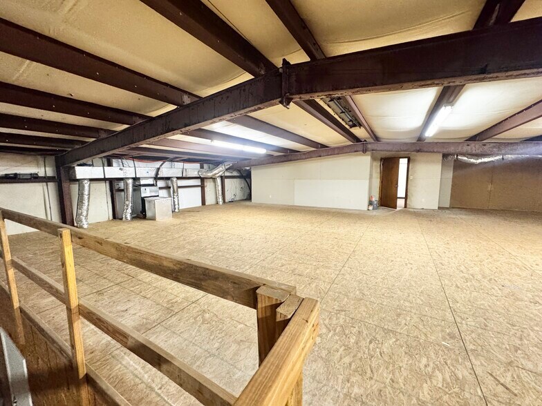 More Photos Of 9215 Thomasville Dr, Houston Warehouse For Lease