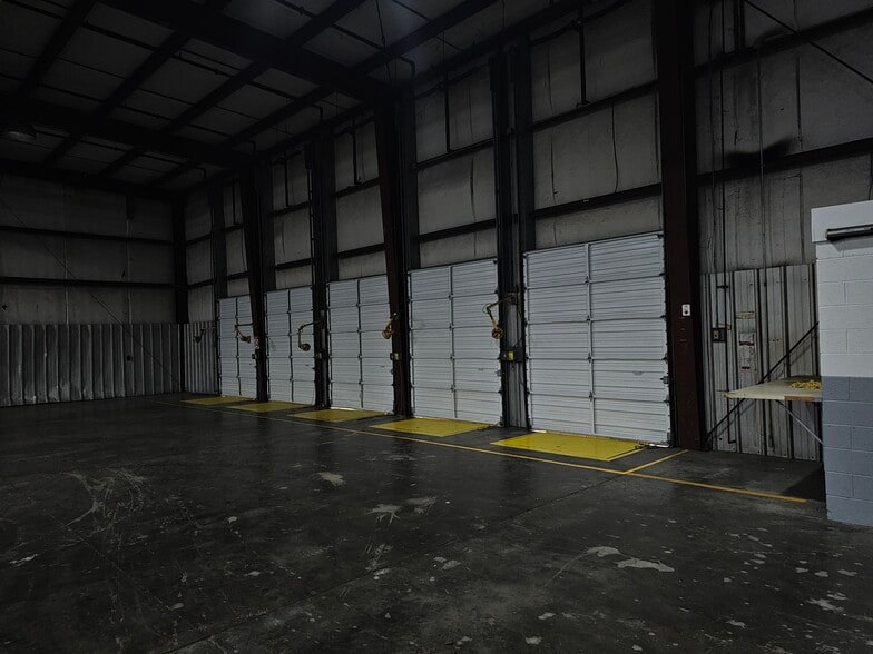 More Photos Of 101 Industrial Dr, Bristol Distribution For Lease