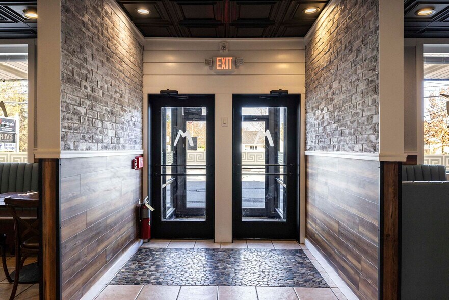 More Photos Of 7588 N Broadway, Red Hook Specialty For Sale