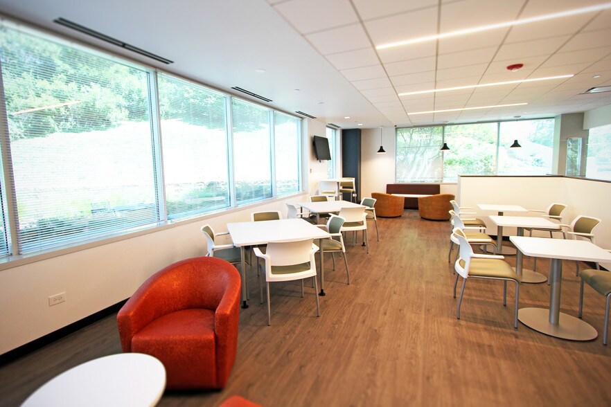 More Photos Of 3000 Lakeside Dr, Bannockburn Office For Lease