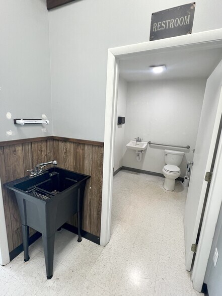 More Photos Of 122 Indian Springs Dr, Sandwich General Retail For Lease