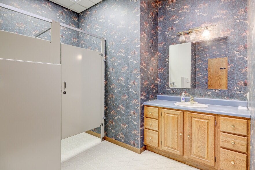 More Photos Of 309 South St, Pella Industrial For Sale