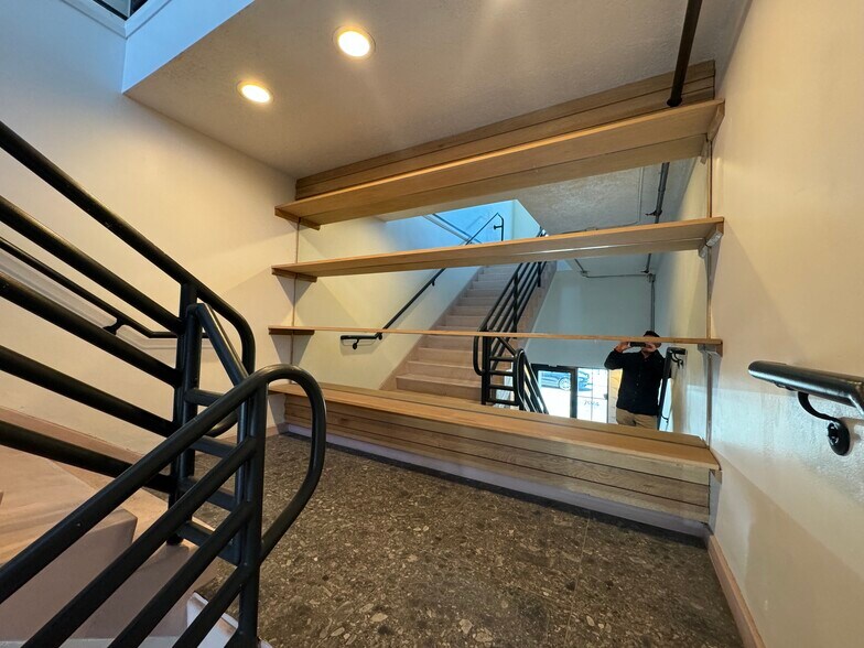 More Photos Of 7016-7024 Melrose Ave, Los Angeles Office For Sale