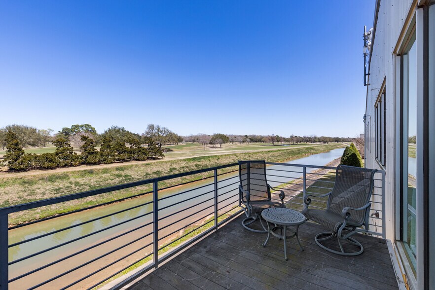 More Photos Of 18000 Groeschke Rd, Houston Airplane Hangar For Lease