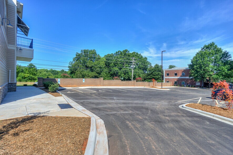 More Photos Of 18644 W Catawba Ave, Cornelius Storefront Retail Office For Lease