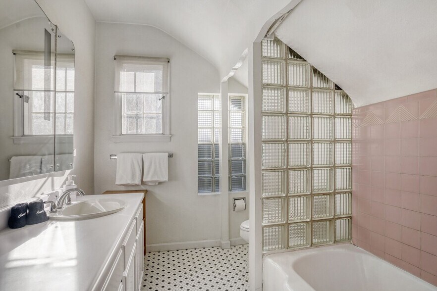 More Photos Of 422 21st St, Denver Office For Sale