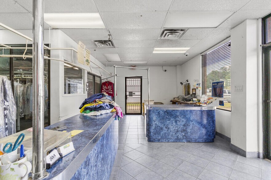 More Photos Of 711 N University Dr, Nacogdoches General Retail For Sale