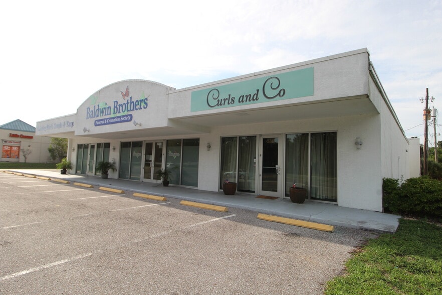 More Photos Of 4609 Bee Ridge Rd, Sarasota Medical For Sale