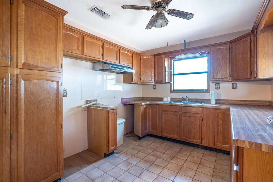 More Photos Of 22 Chaparral Dr, Fredericksburg Storefront Retail Office For Sale