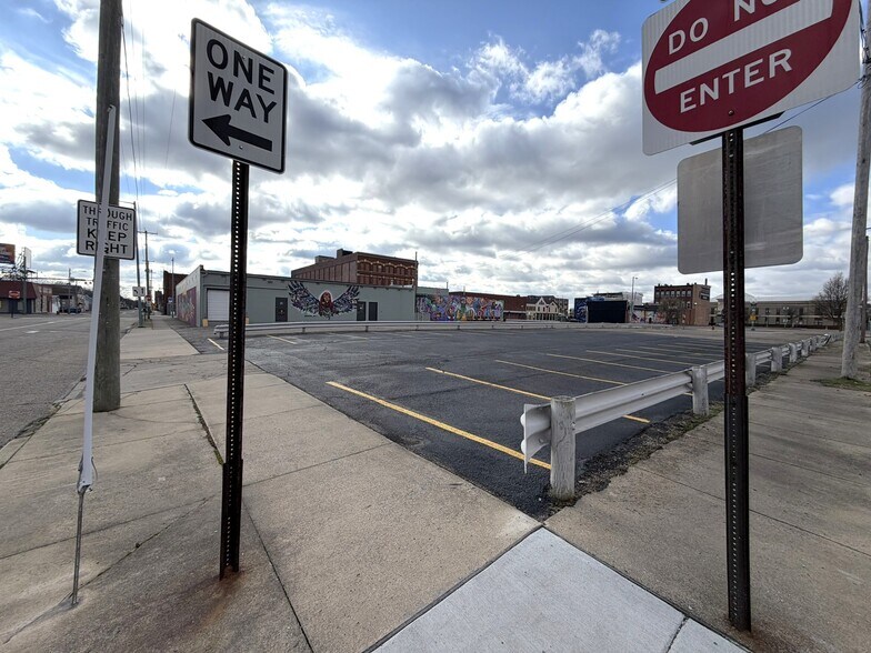 More Photos Of 221 Cherry Ave NE, Canton Distribution For Lease