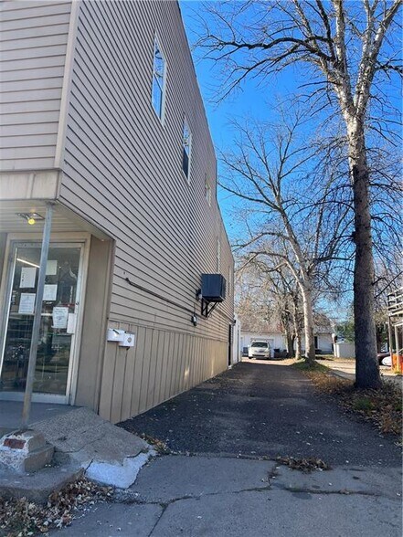 More Photos Of 416 Putnam St, Eau Claire Supermarket For Sale