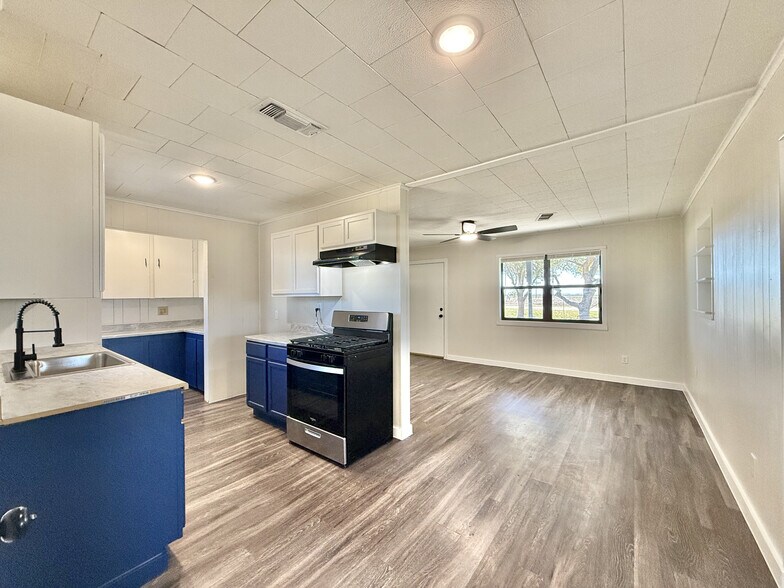 More Photos Of 5821 Limmer Loop, Hutto Warehouse For Lease