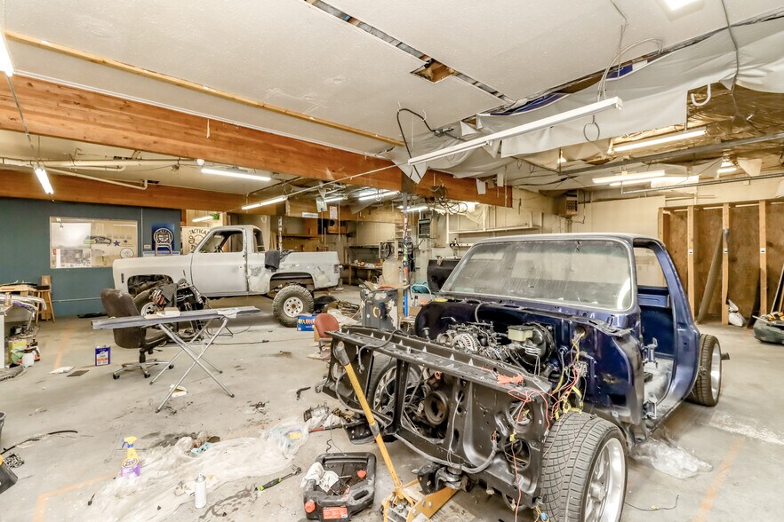 More Photos Of 3838 S Warner St, Tacoma Flex For Lease