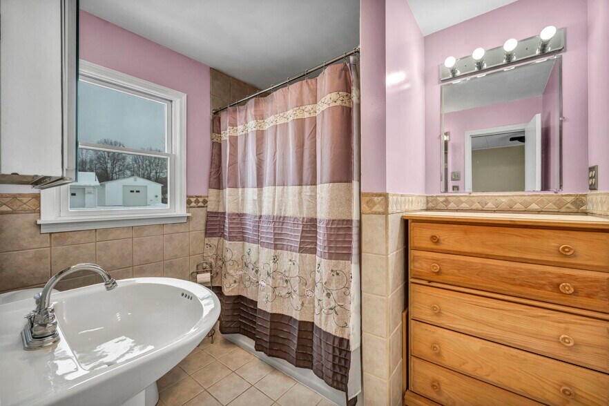 More Photos Of 4085 Herner County Line Rd, Southington Showroom For Sale