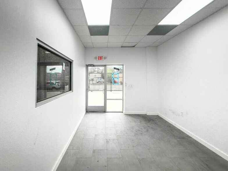 More Photos Of 9013 Pagewood Ln, Houston Warehouse For Sale