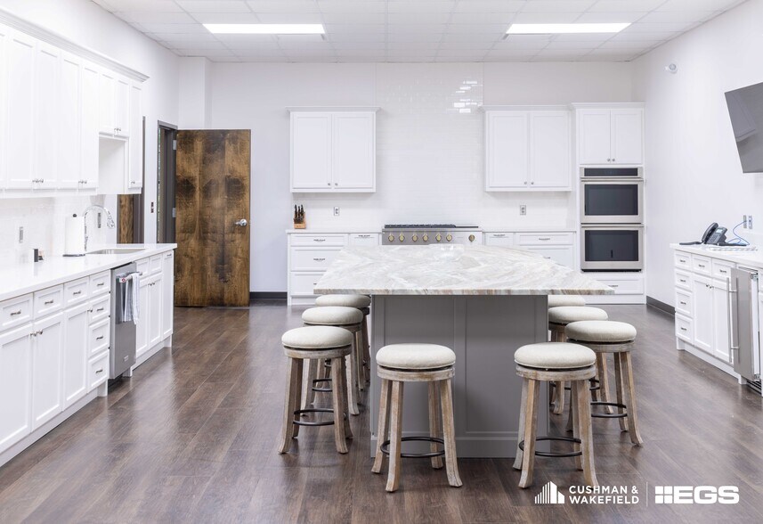 More Photos Of 865 Speedway Blvd, Lincoln Office For Sale