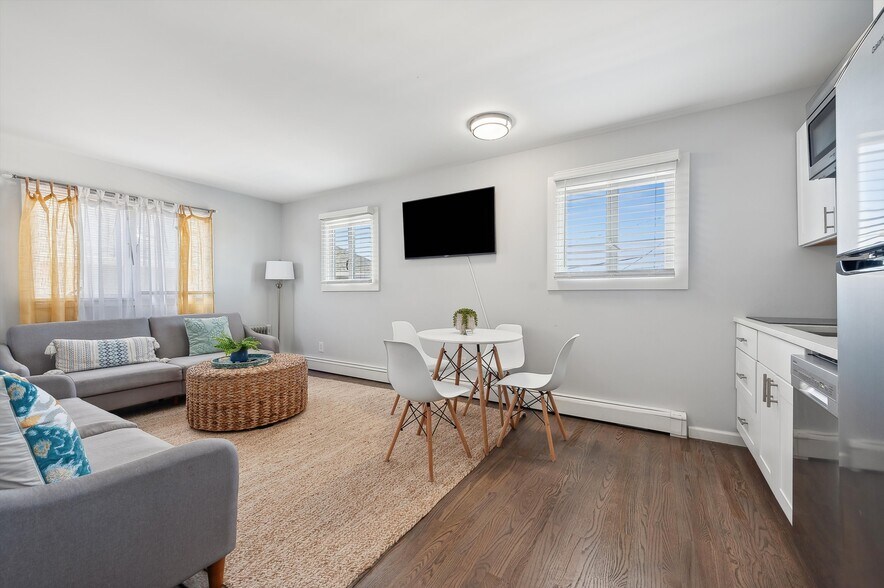 More Photos Of 84 S Emerson Ave, Montauk Hotel For Sale