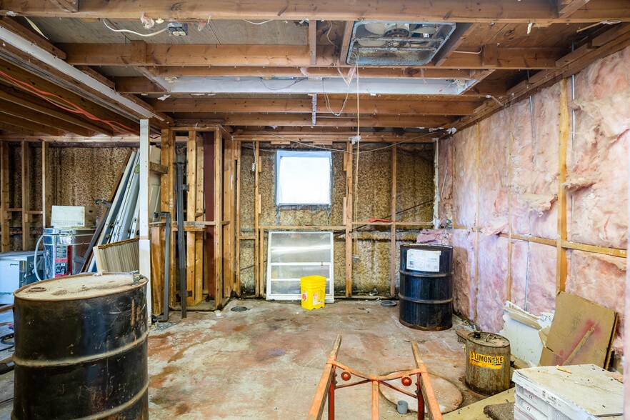 More Photos Of 220 Davenport Blvd, Davenport General Retail For Sale