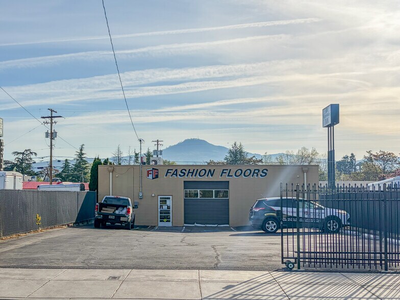 More Photos Of 427 N Riverside Ave, Medford Freestanding For Sale