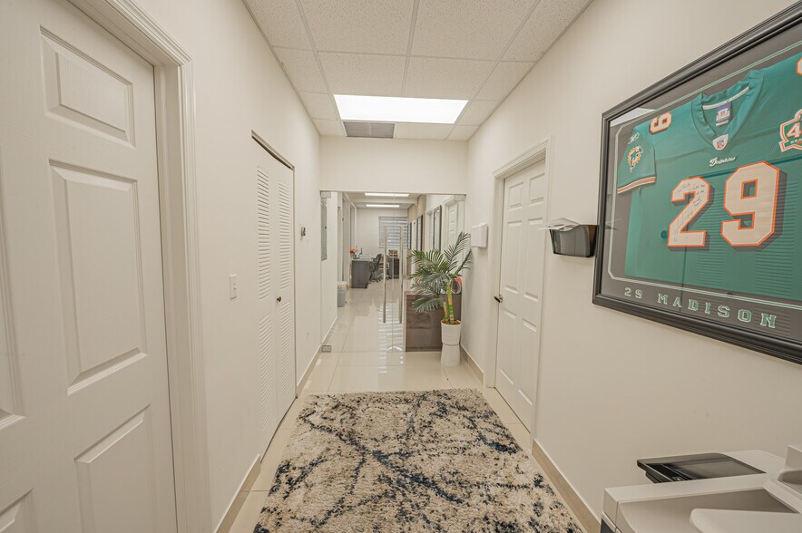 More Photos Of 20810-20818 W Dixie Hwy, Miami Medical For Sale