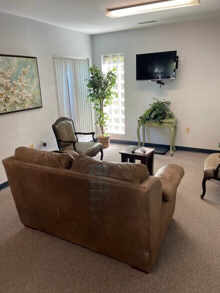 More Photos Of 454 W Coleman Blvd, Mount Pleasant Office For Lease