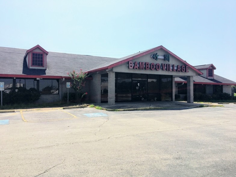 More Photos Of 5151 Avenue H, Rosenberg Restaurant For Sale