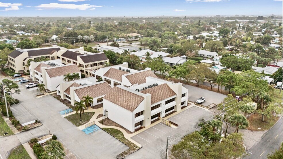 More Photos Of 900 SE Ocean Blvd, Stuart Office For Sale