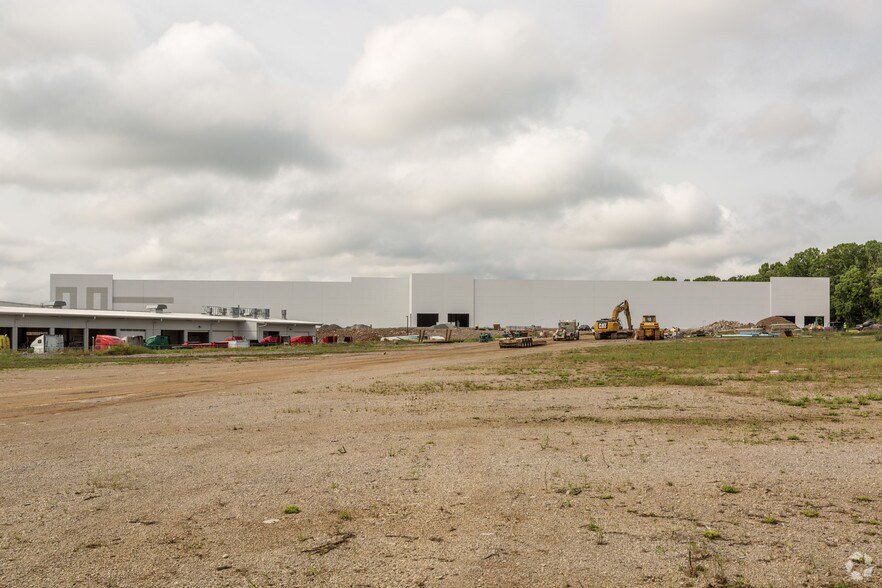 More Photos Of 8000-8060 Centre Pointe Way, La Vergne Warehouse For Lease