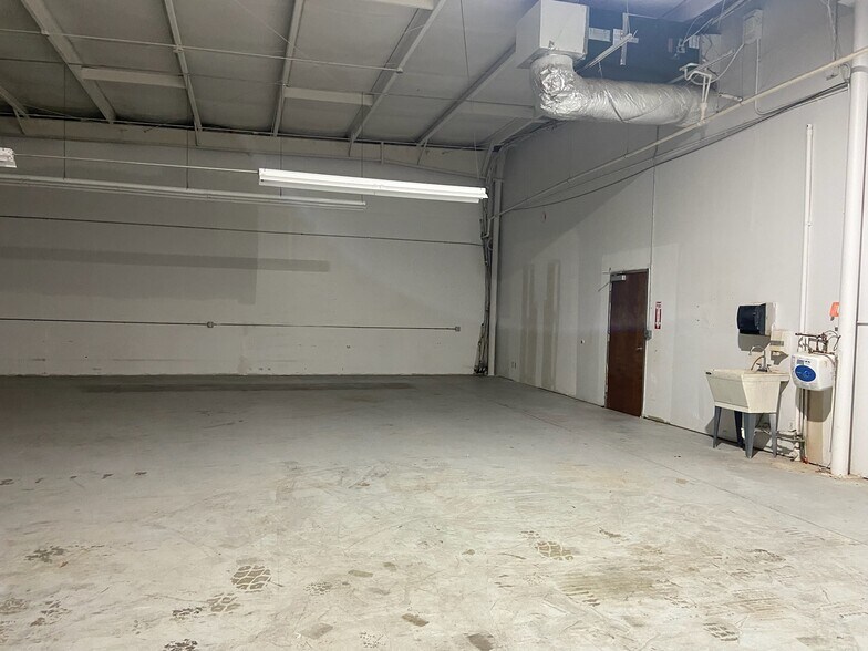 More Photos Of 509 Mineral Trace, Birmingham Light Distribution For Lease