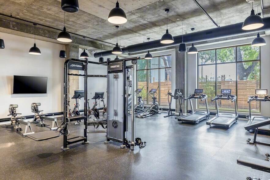 More Photos Of 3232 E Cesar Chavez St, Austin Unknown For Lease