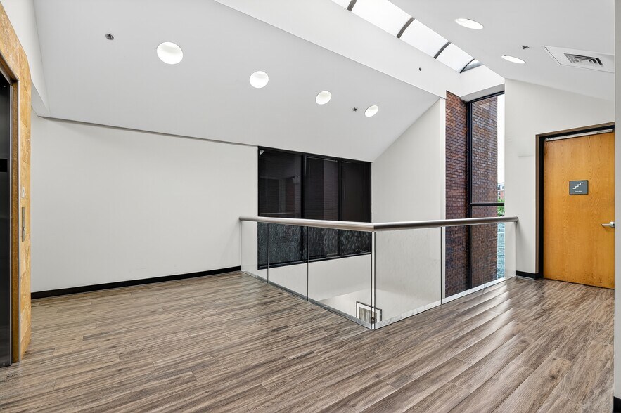 More Photos Of 8888 Ladue Rd, Ladue Medical For Lease