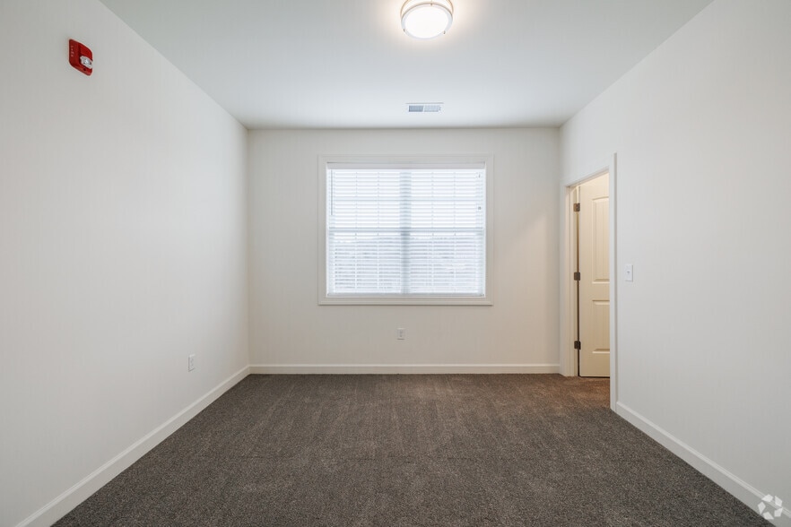 More Photos Of 41 Wttr Ln, Westminster Apartments For Sale