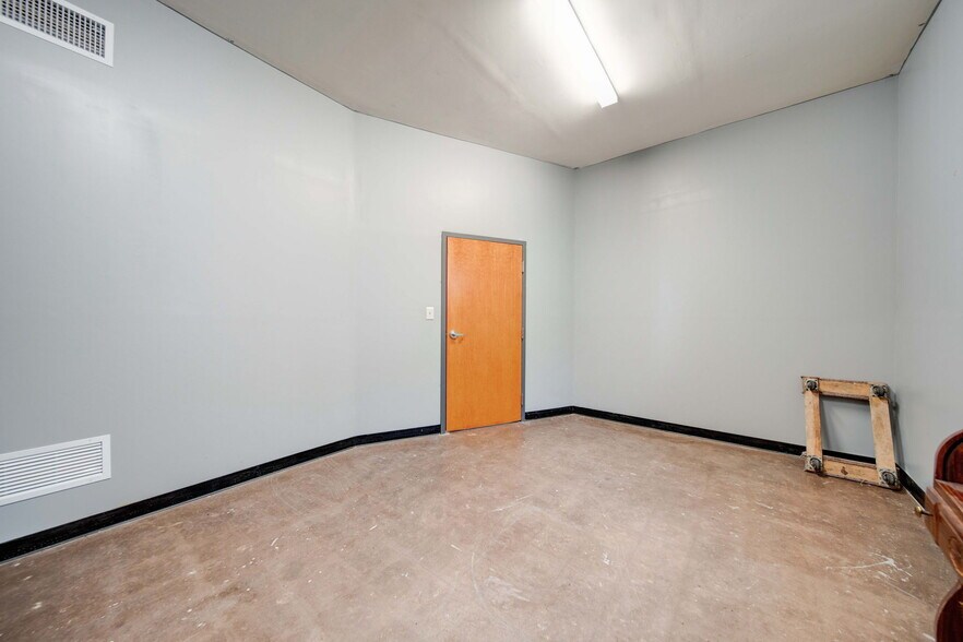 More Photos Of 4133 E Main St, Columbus Storefront Retail Office For Sale