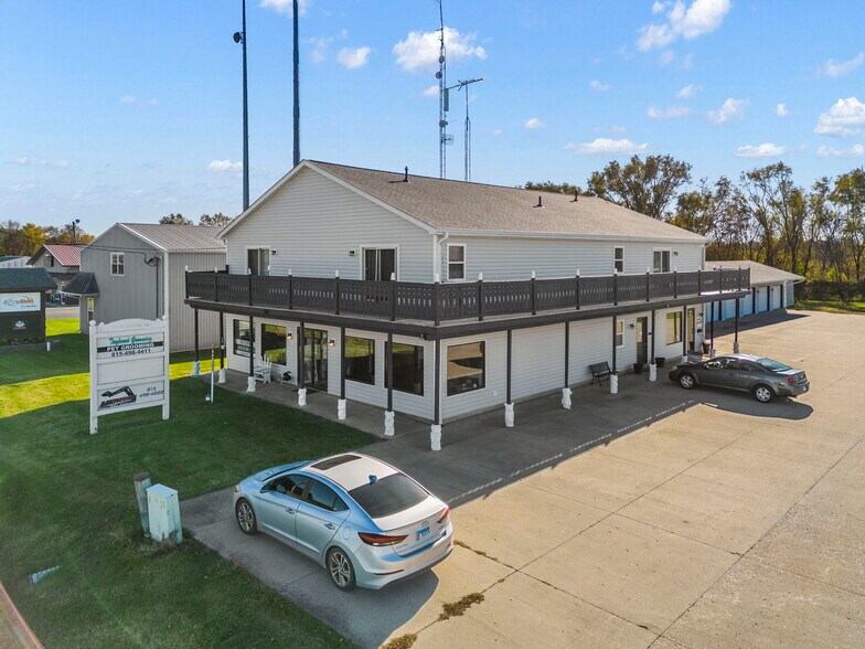 More Photos Of 645 E Lasalle St, Somonauk Showroom For Lease