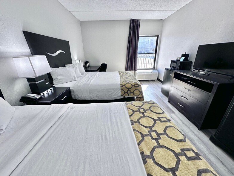 More Photos Of 2075 Highway 192 W, London Hotel For Sale