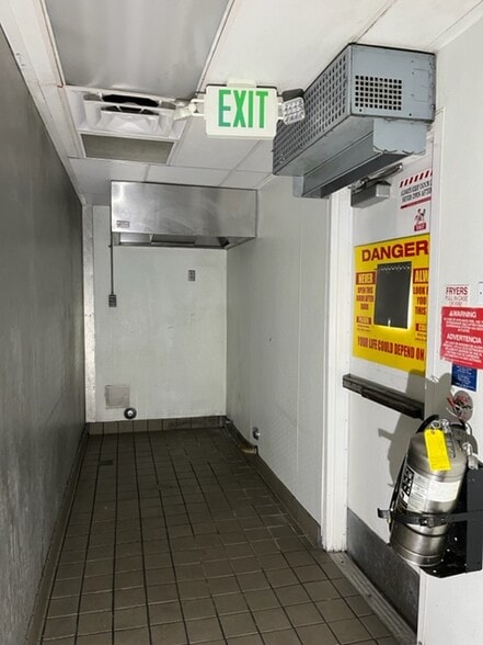 More Photos Of 2211 Lake Ave, Altadena Fast Food For Lease