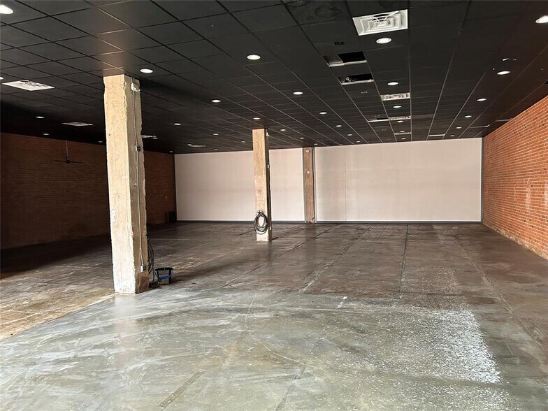 More Photos Of 141 Oak St, Abilene Storefront Retail Office For Lease