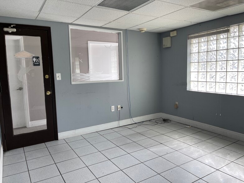 More Photos Of 5731 SW 23rd St, West Park Auto Repair For Lease