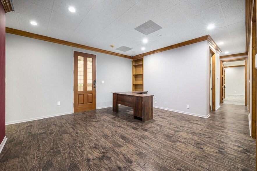 More Photos Of 5750 Balcones Dr, Austin Medical For Sale