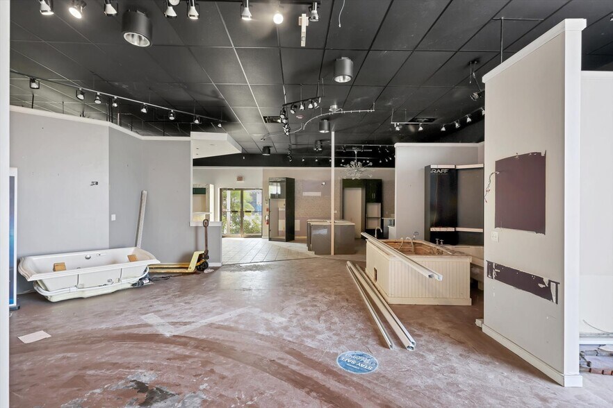 More Photos Of 2451 17th St, Sarasota Showroom For Sale