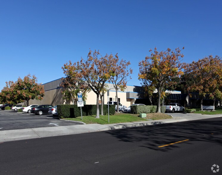 More Photos Of 8 Holland, Irvine Warehouse For Lease
