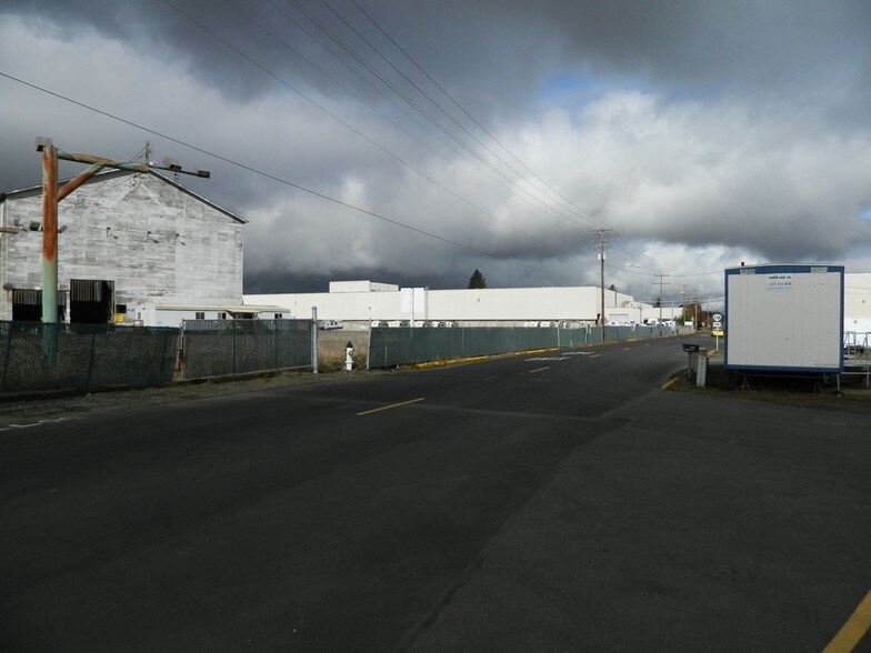 More Photos Of 1551 SE Lyle St, Dallas Warehouse For Sale