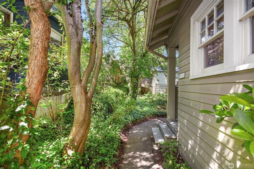 More Photos Of 2012 65th St, Seattle Office For Sale