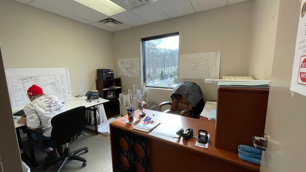 More Photos Of 6933 Colchester Park Dr, Manassas Warehouse For Lease