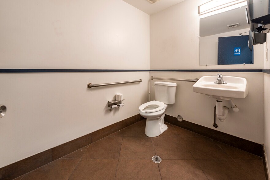 More Photos Of 2980 W Oakland Park Blvd, Oakland Park Showroom For Lease