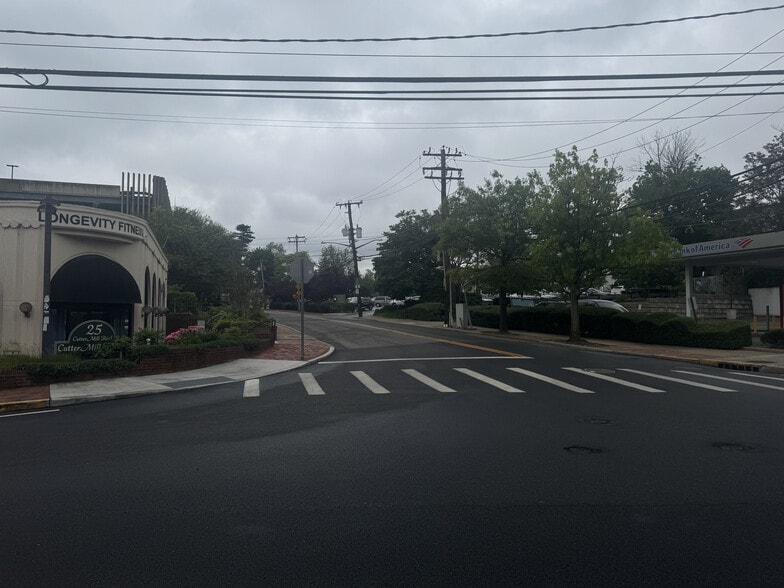 More Photos Of 25 Cuttermill Rd, Great Neck Unknown For Lease